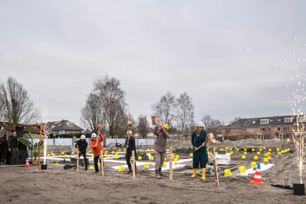 Feestelijke start bouw woon-/zorgcomplex Grote Lijster Uithoorn