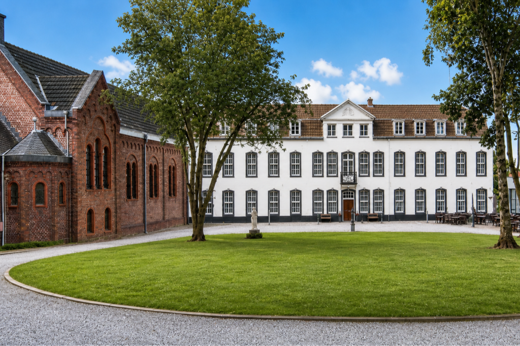 Uniek landgoed met landhuis, kapel en horecapaviljoen – Vaals
