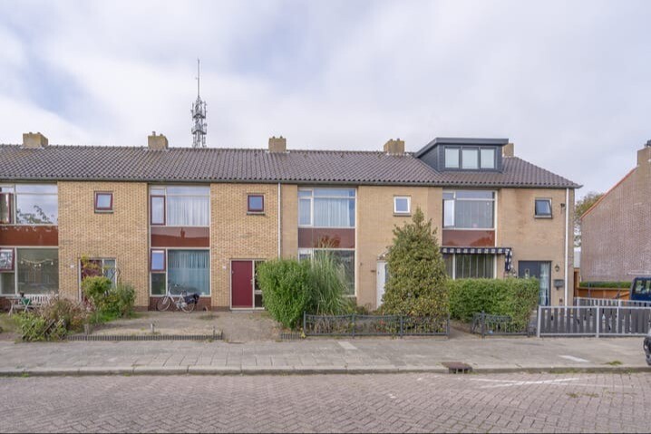 Zorglocatie in potentie: Royaal woonpand (4+ kamers) te Den Helder